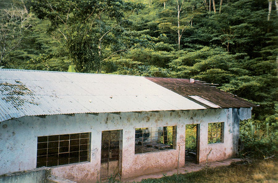 Ecole détruite par le Sentier Lumineux près de El Palomar