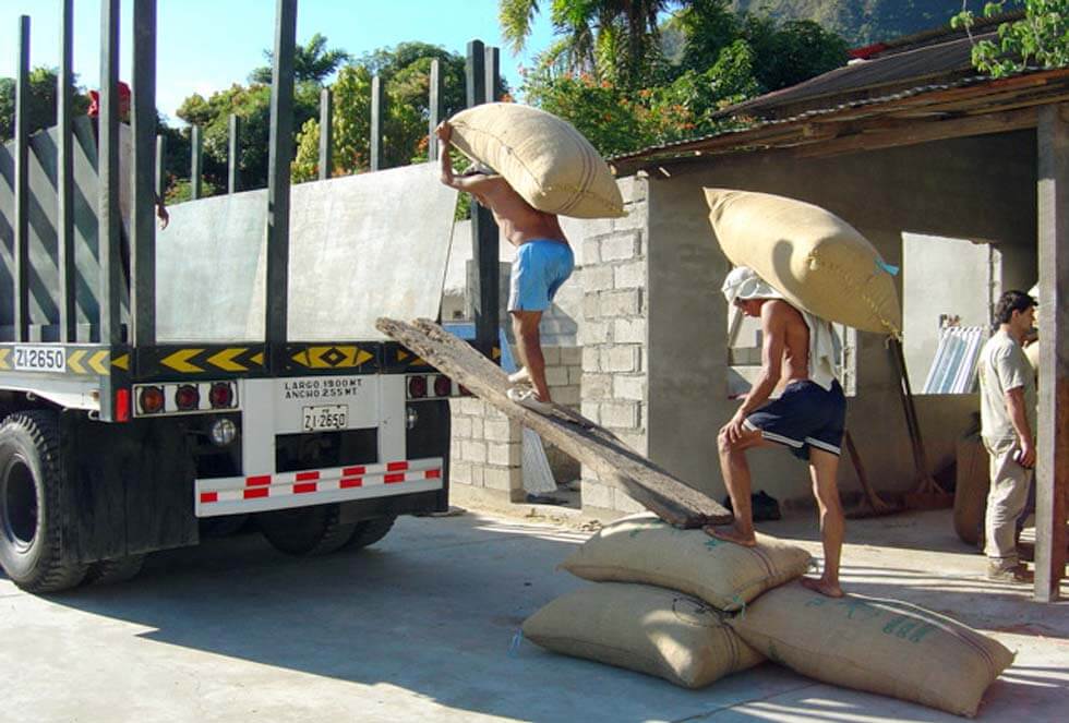 Chargement du camion en 2004, direction Lima