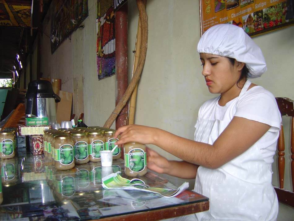 Maria etiquettant la confiture de Corossol