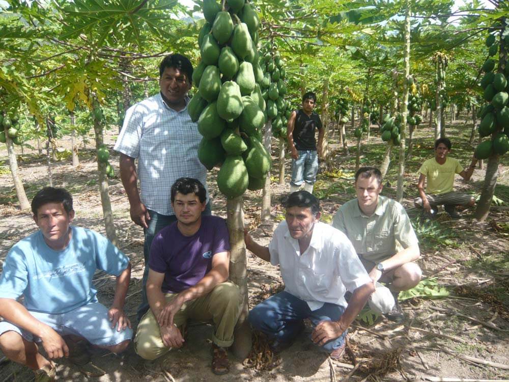 Zotani, avec les producteurs dans leur champs, 2010