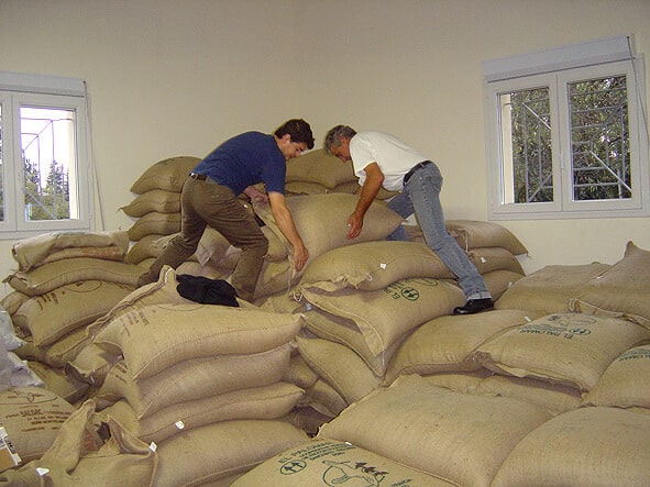 Rangement des sacs de café à la main, 69 kg !